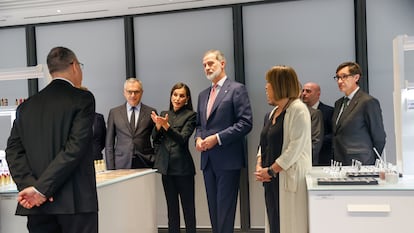 Barcelona, 14/02/2024.- El rey de España, Felipe VI, y la reina Letizia asisten a la inauguración de la segunda torre de la compañía Puig, este miércoles en Barcelona, junto al delegado del Gobierno en Catalunya, Carlos Prieto (2d); la alcaldesa de LHospitalet, Núria Marín (3d); el presidente ejecutivo de Puig, Marc Puig Guasch (2i), y el primer secretario del PSC, Salvador Illa (dcha). EFE/Toni Albir