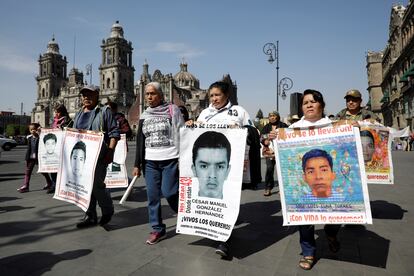 Familiares dos 43 estudantes desaparecidos em 2014 na localidade mexicana de Ayotzinapa se manifestam na Cidade do México, em janeiro.