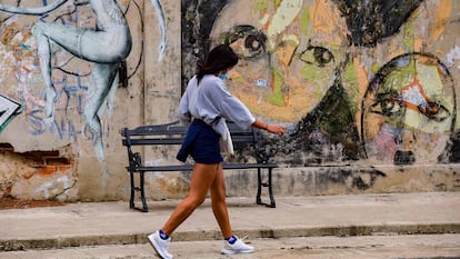 Una estudiante pasea delante de una pintada en La Habana, este miércoles.