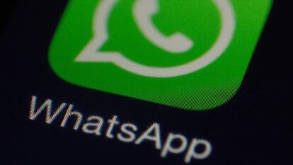 Icono de WhatsApp con en un teléfono.