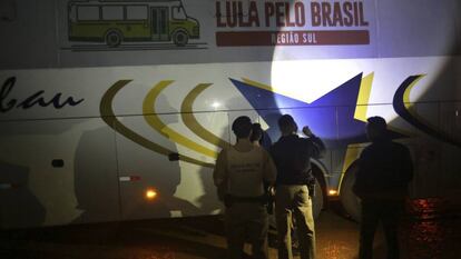 Polícia realiza perícia em um dos ônibus da caravana de Lula atingidos por tiros.