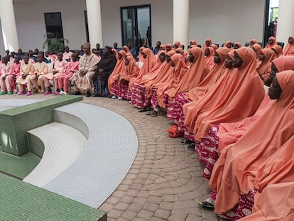 Estudiantes nigerianas secuestradas a principios de marzo, tras ser liberadas en Kaduna (Nigeria), el 25 de este mes.