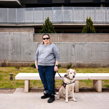 Noelia López y 'Vosgo', su perro guía, en Vallecas.