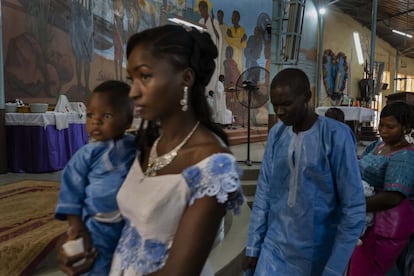 Tras finalizar los casamientos un desfile de más de 50 familias con sus hijos en brazos se desplaza a la parte delantera de la iglesia, justo delante del altar. Donde se disponen en fila, y el sacerdote va pasando por cada familia realizando el rito del bautismo.