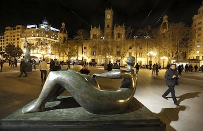 ‘Reclining figure,’ a sculpture by Henry Moore on display at Valencia’s City Hall square.