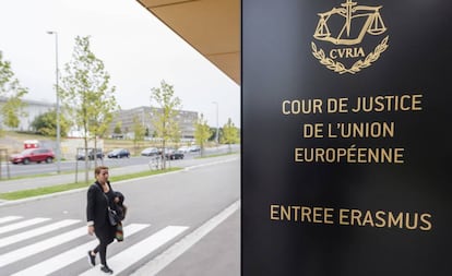 Una mujer se acerca a la sede del TJUE en Luxemburgo, en una imagen de archivo.