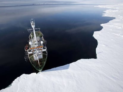 El rompehielos 'Arctic Sunrise' en aguas del Ártico.