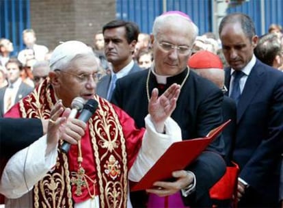 El papa Benedicto XVI, durante su visita a Valencia en julio de 2006. A la derecha, Francisco Camps.