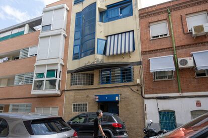 Un hombre camina este jueves delante del edificio de la fábrica de ropa reconvertida en pisos turísticos, en la calle Julia Mediavilla 7, Madrid.
