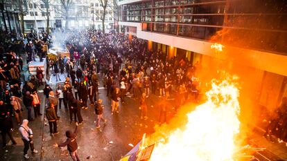 Manifestantes em Bruxelas contra as medidas anunciadas pelo Governo belga para impedir a disseminação do covid-19.