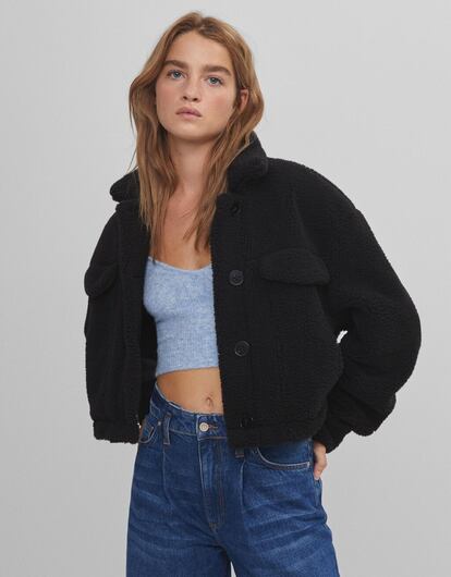 Esta chaqueta de borreguito de Bershka con bolsillos delanteros y mangas ligeramente abullonadas en el puño son el punto urbano que buscabas sin pasar frío en el intento. Por 29,99 euros.