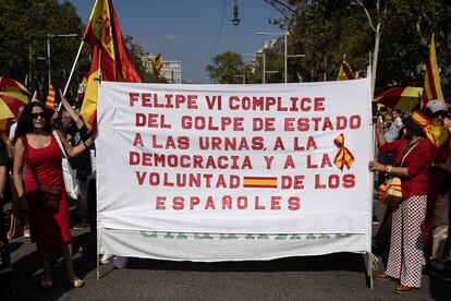 Pancarta contra el Rey exhibida en la manifestación contra la amnistía celebrada el pasado domingo en Barcelona.