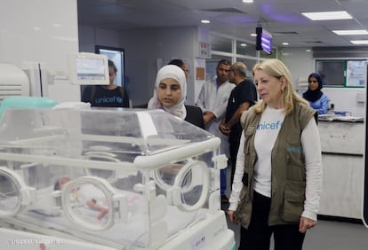 Catherine Russell, durante una visita al Hospital Al Naser en Jan Yunis, en el sur de la franja de Gaza, en noviembre de 2023.