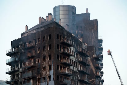 Los bomberos continúan trabajando este viernes tras el devastador incendio en un edificio de viviendas, en Valencia.