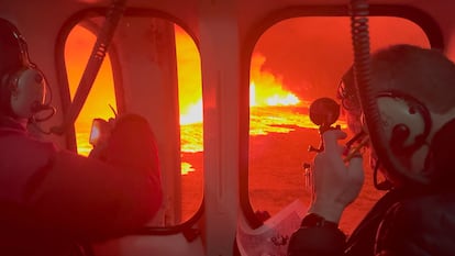 Personal de emergencia y científicos sobrevuelan la zona de la erupción.