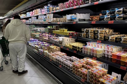 Comprador en un supermercado en Santiago de Compostela (A Coruña), la semana pasada.
