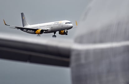 Un A321 de Vueling durante la maniobra de aterrizaje en el aeropuerto de Berlín.