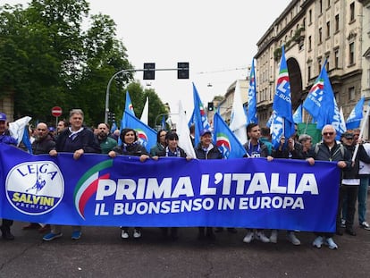 Partidarios del partido ultranacionalista italiano La Liga se manifiestan este sábado en Milán reivindicando los nacionalismos.