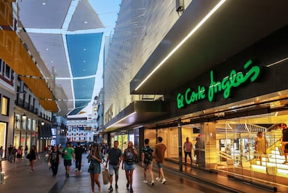 Edificio de El Corte Inglés de la afamada calle Preciados de Madrid.