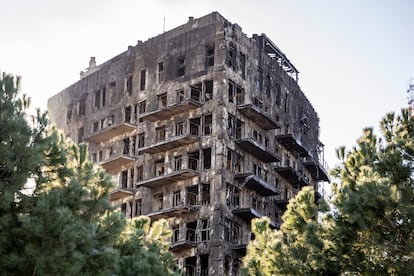 Estado del edificio incendiado en el barrio de Campanar, este viernes. 