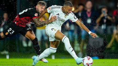 Kylian Mbappé disputaba un balón el domingo en Mallorca a Pablo Maffeo