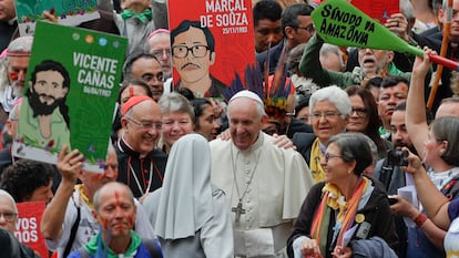 El papa Francisco rodeado de participantes en el sínodo del Amazonas, celebrado en octubre de 2019 en el Vaticano.