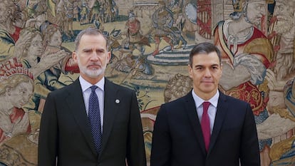 El rey Felipe VI y el presidente del Gobierno, Pedro Sánchez, tras jurar el cargo en La Zarzuela, el 17 de noviembre.
