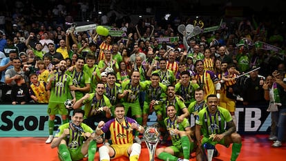Los jugadores del Palma Futsal festejan el tercer título de la Champions consecutivo.