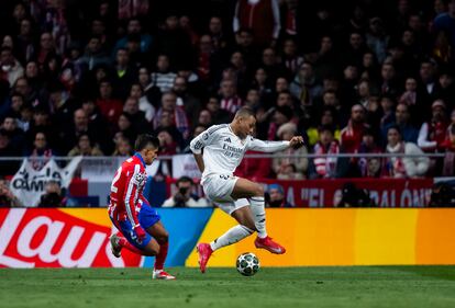 El delantero del Real Madríd, Kylian Mbappé, controla el esférico. 