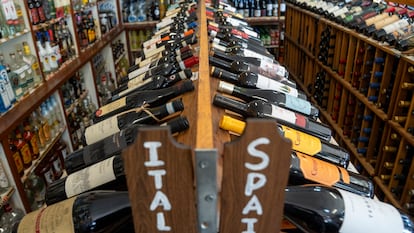 Fotografía de unas botellas de vino en una tienda de licores este jueves, en Nueva York (Estados Unidos).