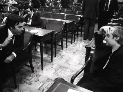 José Pedro Pérez Llorca con Felipe González, en un descanso de los debates constitucionales en mayo de 1978.