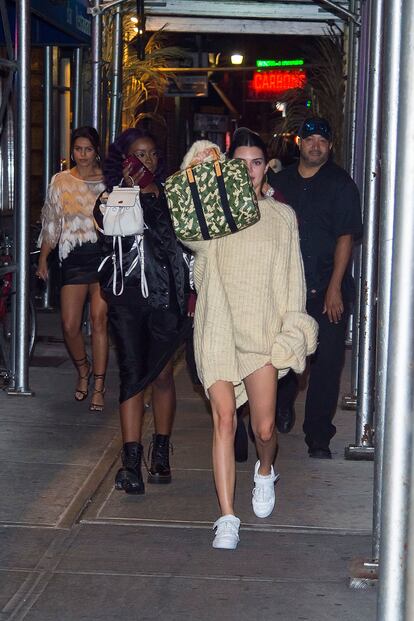 Esta fue una de las fórmulas de estilo favorito de Kendall Jenner de hace unos años. Aquí la vemos en clave casual con zapatillas de deporte y un bolso de estampado militar.