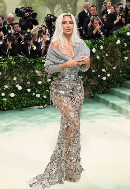 Kim Kardashian sabiendo quién dará que hablar. A Kim Kardashian se le atribuye desde hace tiempo el ¿mérito? de haber recuperado la figura de reloj de arena, y, con la cintura extremadamente ceñida de su vestido, la llevó al extremo en la Gala Met. Su otro gran logro conocido es su olfato para detectar piezas de las que se hablará después (recordemos el vestido de Marilyn Monroe que llevó en 2023), así que no se equivocó al apostar por un diseño de Maison Margiela diseñado por John Galliano.