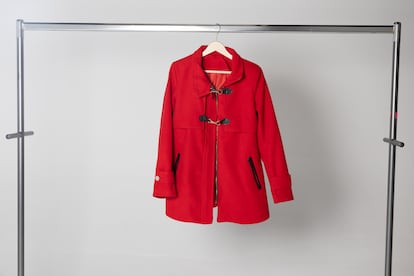 A red coat deposited in Guadalajara, Spain wound up in a second-hand clothing market in Morocco after passing through the Spanish towns of Murcia and Cádiz, and crossing the Strait of Gibraltar via Algeciras, stopping in Tangier and winding up in the Moroccan city of Nador.