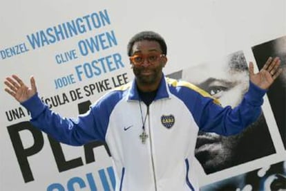 Spike Lee, com um agasalho do Boca Juniors, em Madri.
