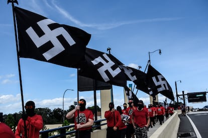 Marcha de los Camisas Rojas de la unidad de neonazis en Orlando, Florida