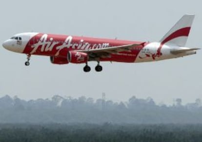 Airbus A320 da AirAsia antes de aterrissar em Kuala Lumpur em julho.
