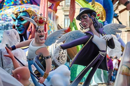 Dos ninots representando a Freddie Mercury y Michael Jackson son algunas de las figuras que ya se pueden reconocer en las cerca de 400 fallas que se plantan en Valencia.