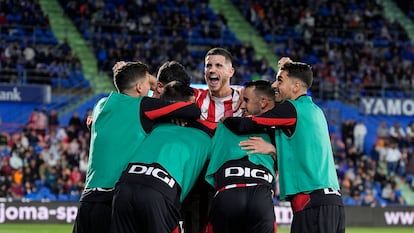 Los jugadores del Athletic celebran el pase a la Champions tras derrotar al Getafe.