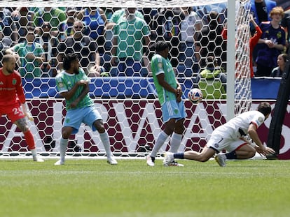 Khvicha Kvaratskhelia desvía a la red el tiro de Vitinha y convierte el 0-1 del PSG contra el Seattle Sounders.