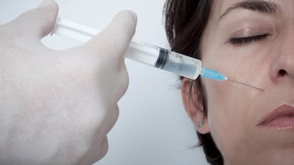 Inyección de botox a una paciente