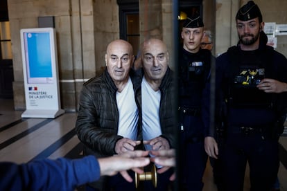 Yunice Abbas, otro de los implicados en el robo a Kim Kardashian, a su llegada en el primer día de juicio celebrado en París.