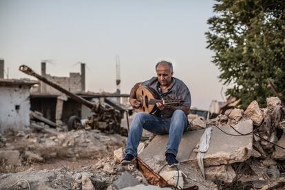 Gani Mirzo lleva 25 años en el exilio, regresa a Kobane, en el Kurdistán sirio, con el deseo de silenciar el sonido de la guerra con la música de su laúd.