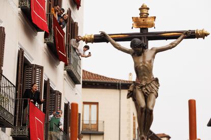 Procesión de la Hermandad Sacramental y Cofradía de Nazarenos del Santísimo Cristo de la Fe y del Perdón, María Santísima Inmaculada, Madre de la Iglesia y Arcángel San Miguel (Los Estudiantes), este Domingo de Ramos en Madrid.