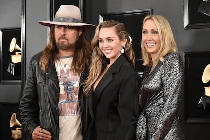 Billy Ray Cyrus, Miley Cyrus y Tish Cyrus asisten a la gala de los Grammy, en Los Ángeles, el 10 de febrero de 2019.