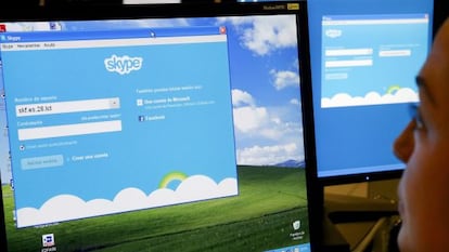 Una persona utilizando la aplicación de Skype en un ordenador.