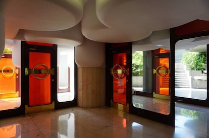 Interior del portal de Torres Blancas, al que se accede bajando unas escaleras.