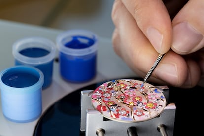 Proceso de esmaltado del reloj Heures Florales, una de las Complicaciones Poéticas de la firma.
