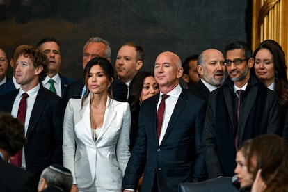 La toma de posesión de Donald Trump en Washington. En primera fila, los magnates tecnológicos Mark Zuckerberg (fundador de Meta); Lauren Sánchez y su pareja, Jeff Bezos (fundador de Amazon), y el consejero delegado de Google, Sundar Pichai. En la segunda fila, algunos ministros propuestos por Trump para el nuevo Gobierno como Robert F. Kennedy, Jr. (detrás de Sánchez)