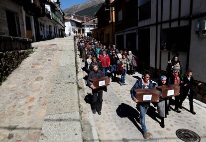 Vecinos de Cuevas del Valle arropan a los familiares de tres fusilados en 1936 y, como es costumbre cuando muere alguien, atraviesan la localidad acompañando a los féretros hasta el cementerio. 